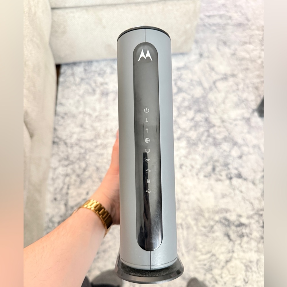 Motorola MG8702- DOCSIS 3.1 Cable Modem Wi-Fi Router